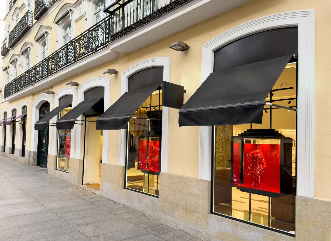 Façade vitrine de magasin en aluminium sur mesure à Chaponost